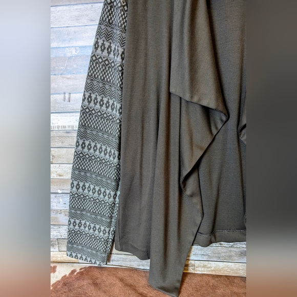 Violet B. Cascading Waterfall Effect W/Aztec Sleeves Short Cardigan - Picture 4 of 16